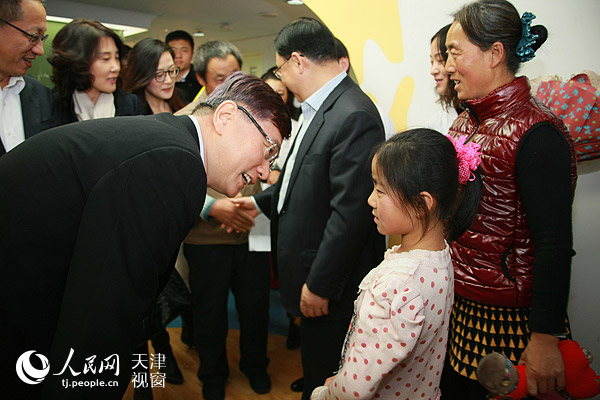 11月11日,中国移动总裁李跃在泰达心血管医院看望贫困先心病儿童